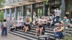 Građani ispred suda